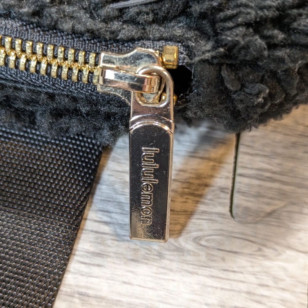 Lululemon Everywhere Belt Bag Fleece Sherpa Black/Gold Unisex Athleisure - Picture 4 of 7